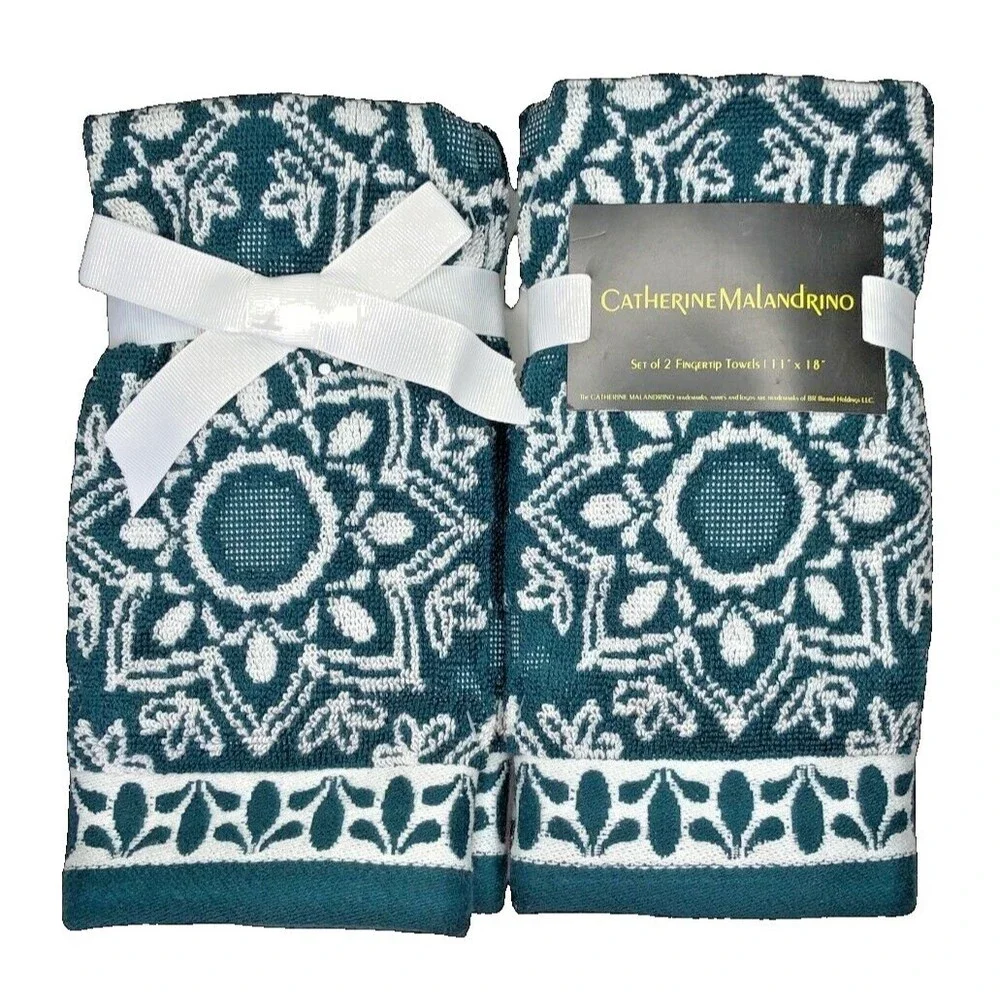 Medallion Dark Green Bathroom Fingertip Towels Holiday Christmas Set of 2